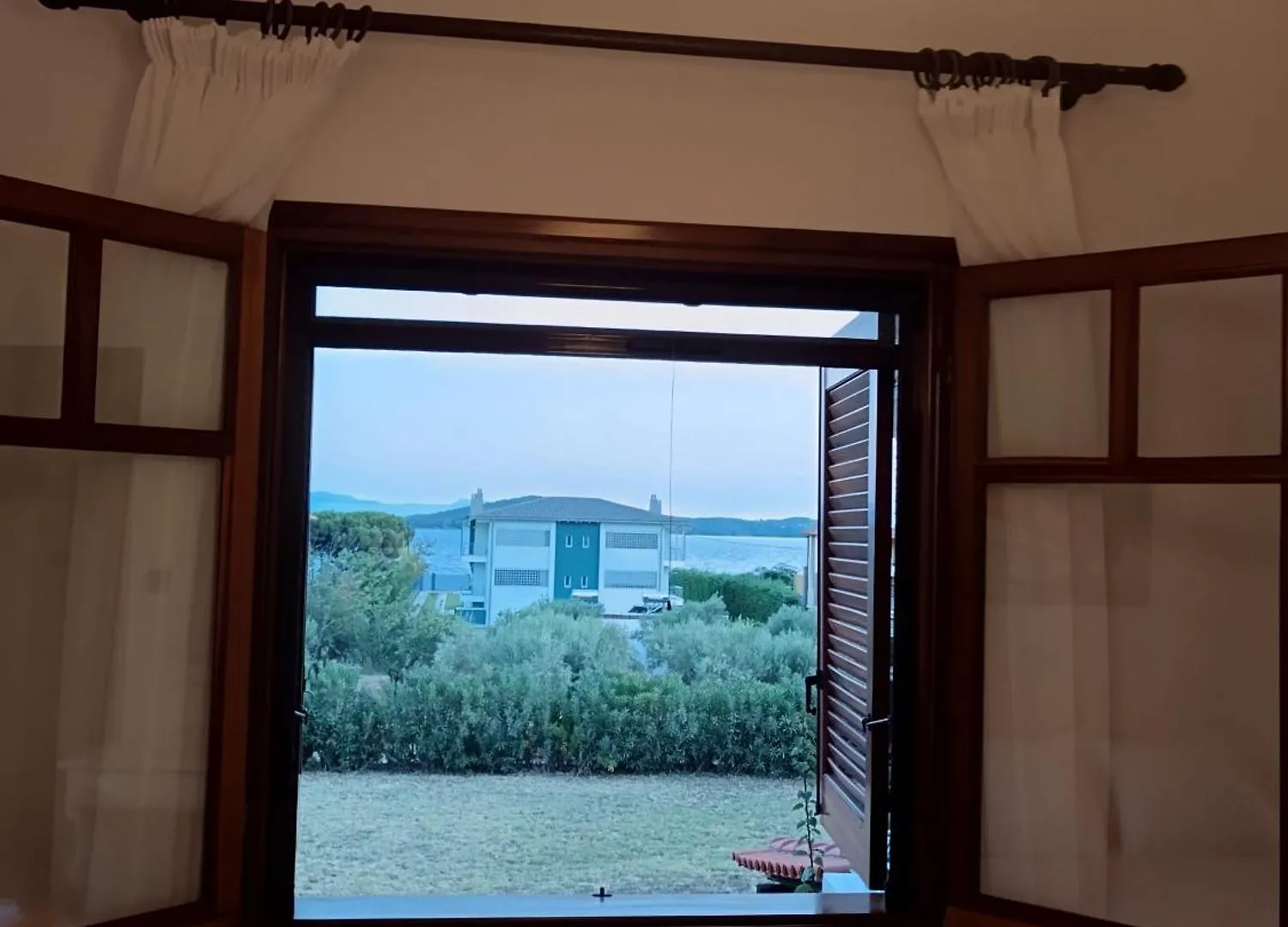 Sirocco Seaview Apartments ネア・ローダ
